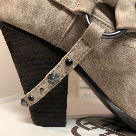 Daisy Fuentes studded boots - Picture 9 of 16